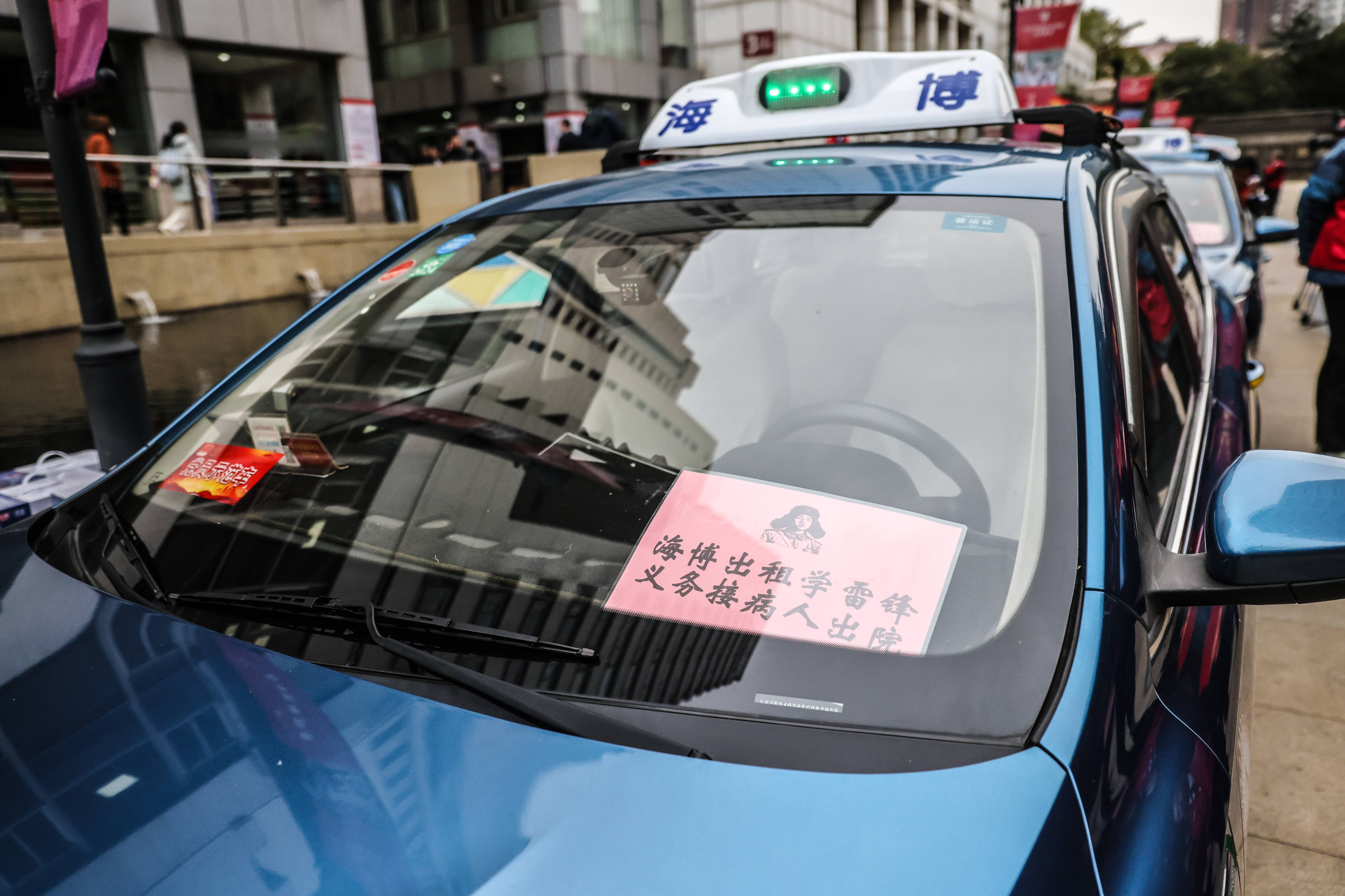 海博出租的驾驶员们热情地招呼大家上车的同时,还送上光明牛奶等伴手