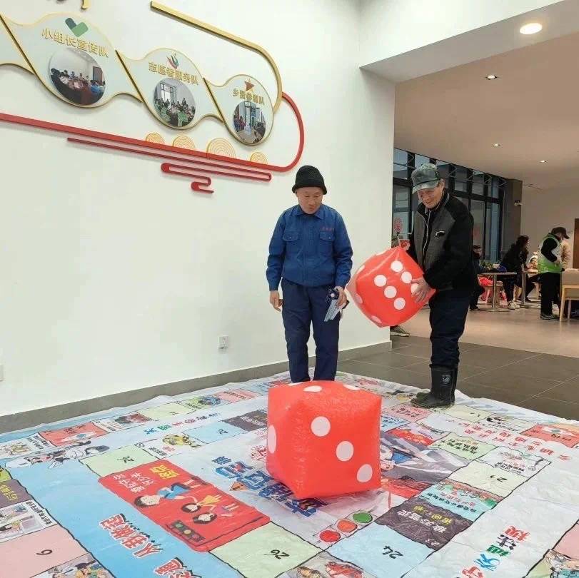 此外,汇聚了扭扭棒制作(循环利用),丢沙包(垃圾分类),投壶(节约用水)