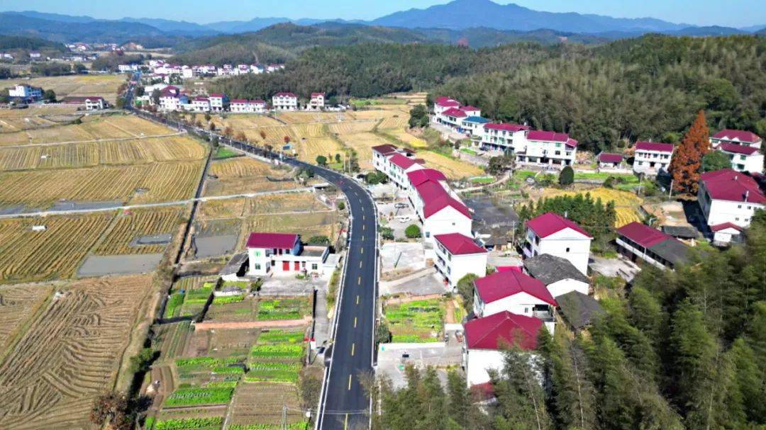 眼下,国道528线建宁县溪口镇戈家坊至里心镇高速口路段路面改造工程已