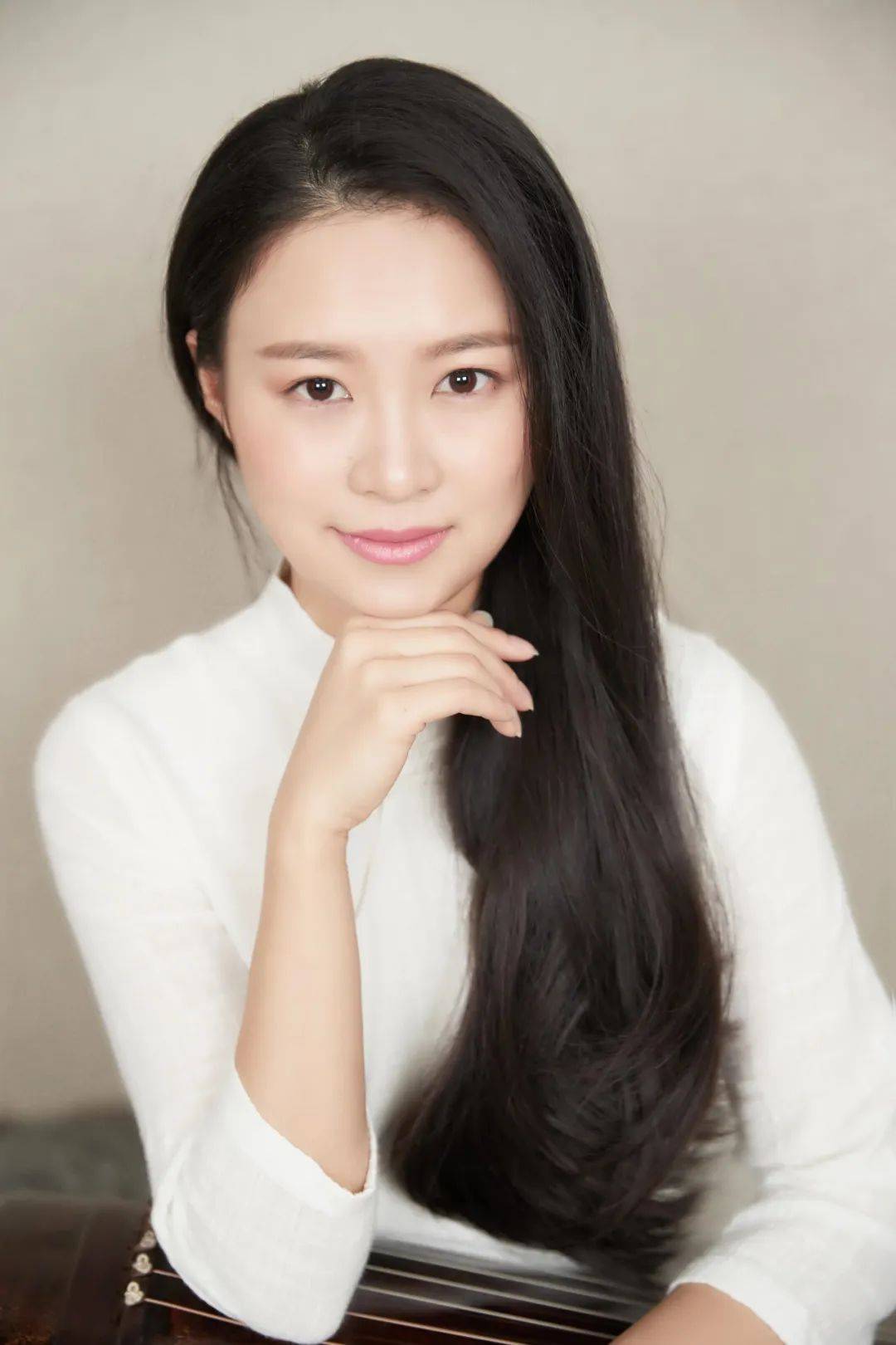 启蒙于古琴教育家杨青;中国音乐学院附中就读期间师从古琴演奏家陈雷