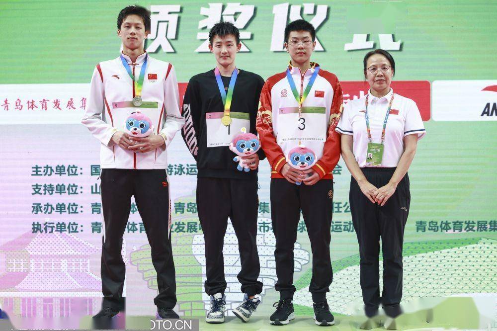 (左起)亚军张中信,冠军陈梦翔,季军陈声鑫在男子1500米自由泳颁奖仪式