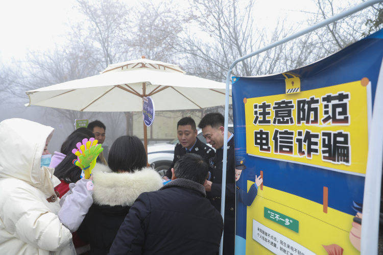 太拼了!民警樱花树下开展"花"式反诈宣传