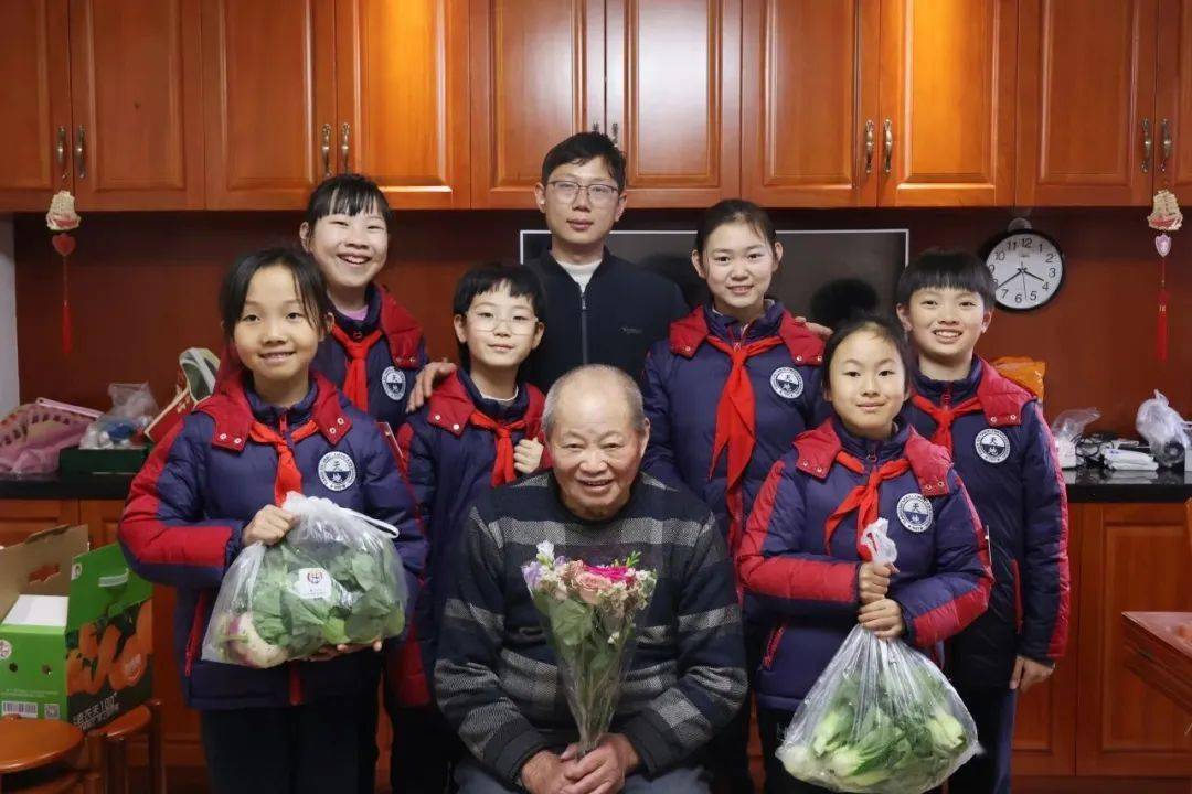 初级中学"夏初益 1"志愿团队的同学们在杭州市聋哑儿童学校的开学日上