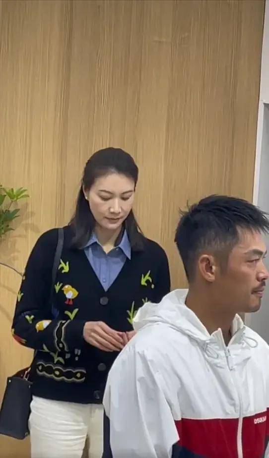 貌合神离谢杏芳陪林丹出席活动夫妻俩一前一后站立零交流