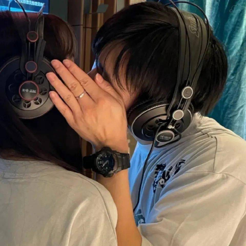 大家也不是故意的但回头看彼此已经隔得很远很远了 爱情