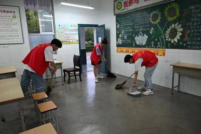 中传授知识深入当地小学开展社会实践怀揣着锻炼自身毅力的理念身穿红