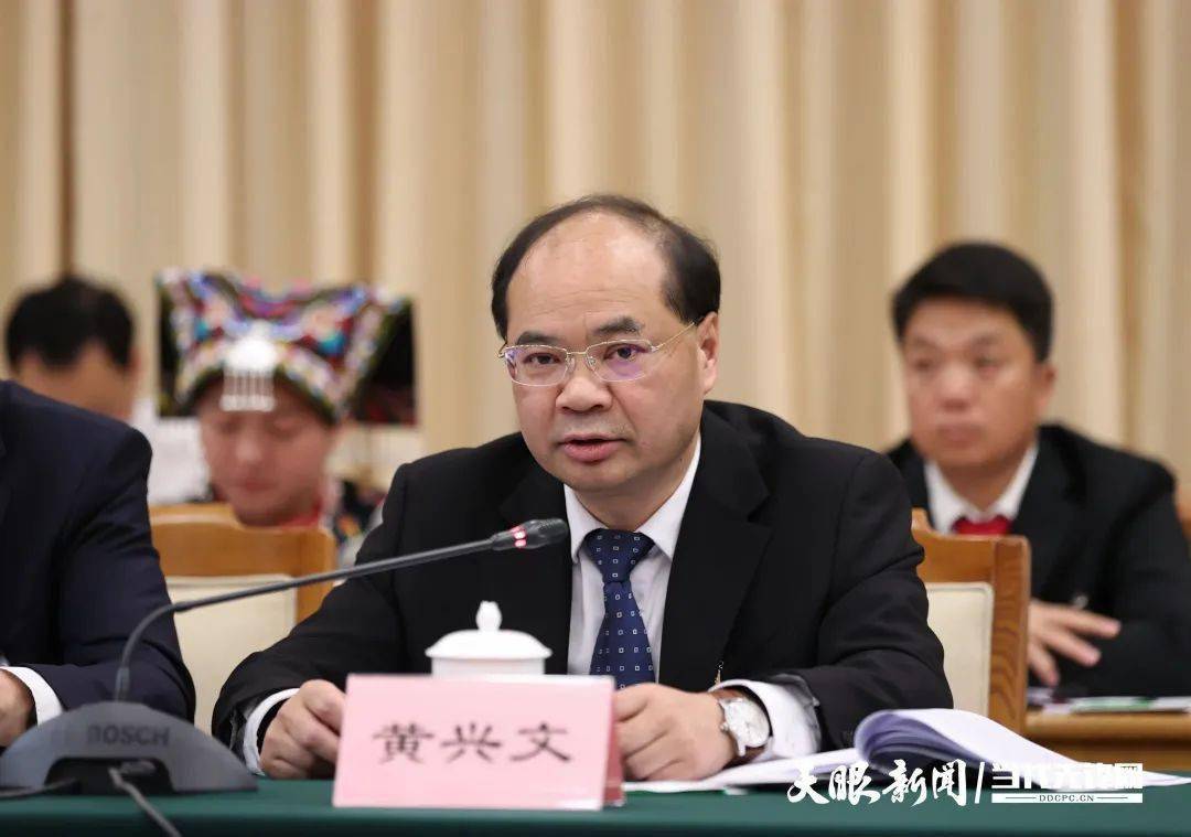 全国人大代表,贵州省黔西南州委副书记,州长黄兴文在审议政府工作报告