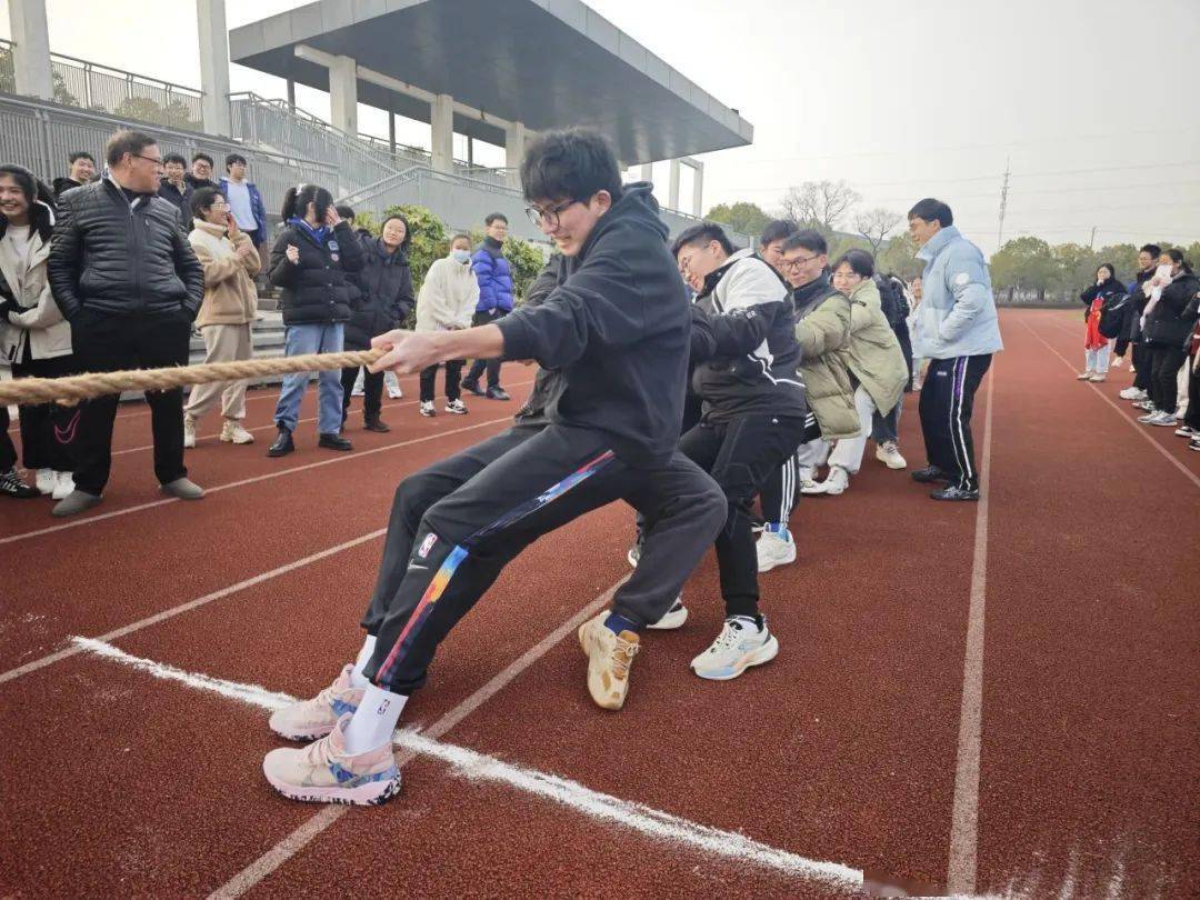 拔拒抵长河我校举行春季校园拔河比赛