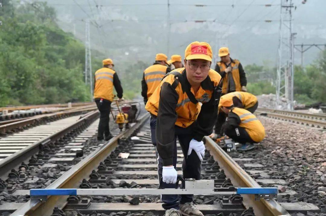 太焦线上,月山工务段西武匠线路工区工长牛少雄组织值班党员成立党员