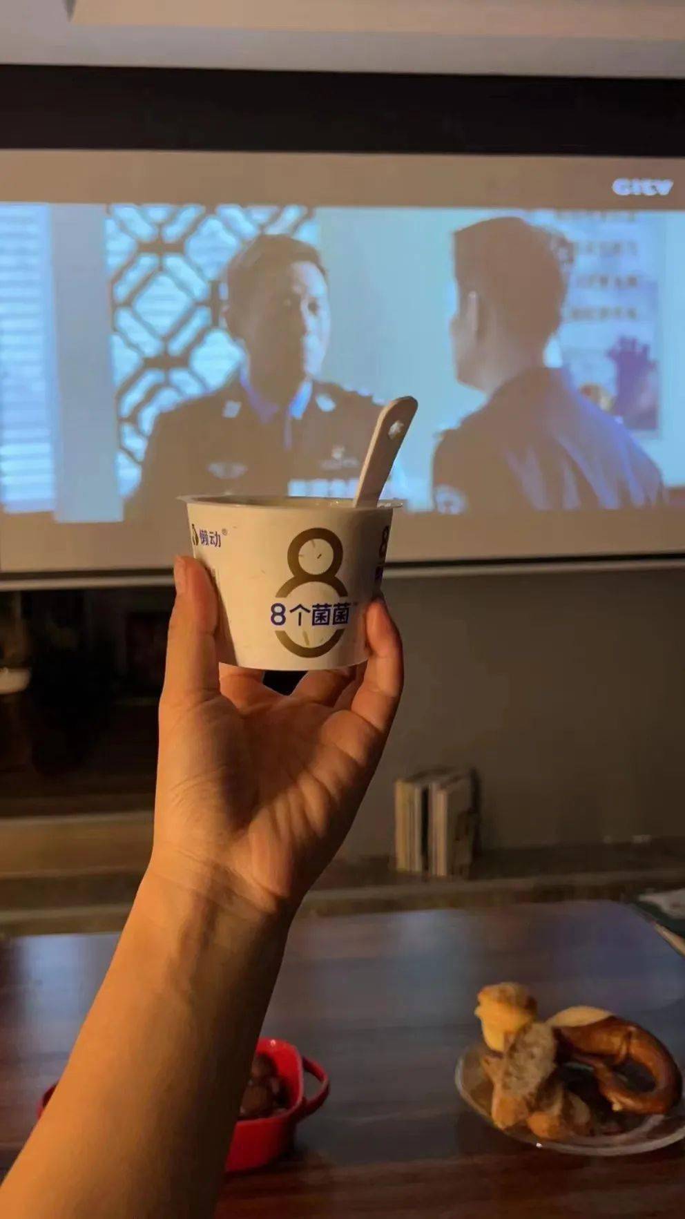 和草莓酱一起吃搭配可可球,燕麦片一起吃,就是一餐很丰富营养的代餐了