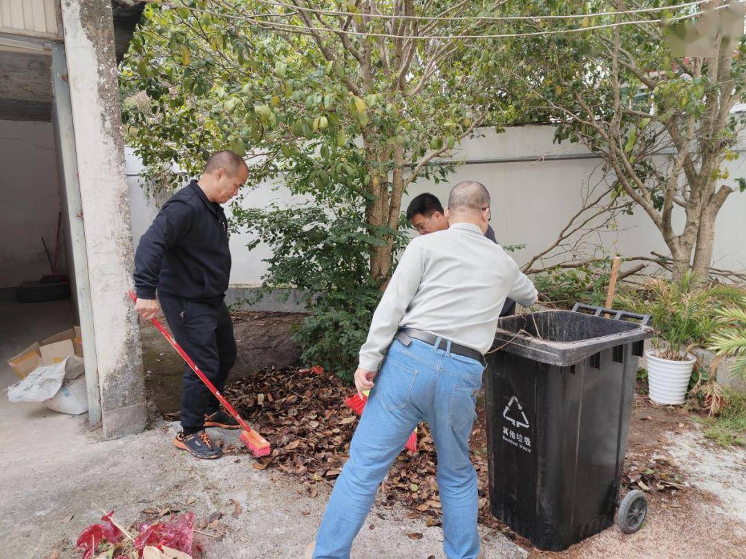 清捡垃圾 助力环保——武平生态环境局开展"学雷锋61文明实践我行动