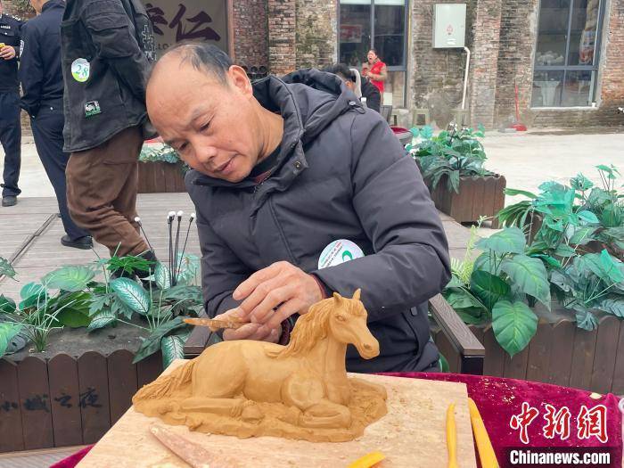全国"泥匠"拼技艺 中国动物雕塑之乡上演"化腐朽为神奇"_安仁_作品