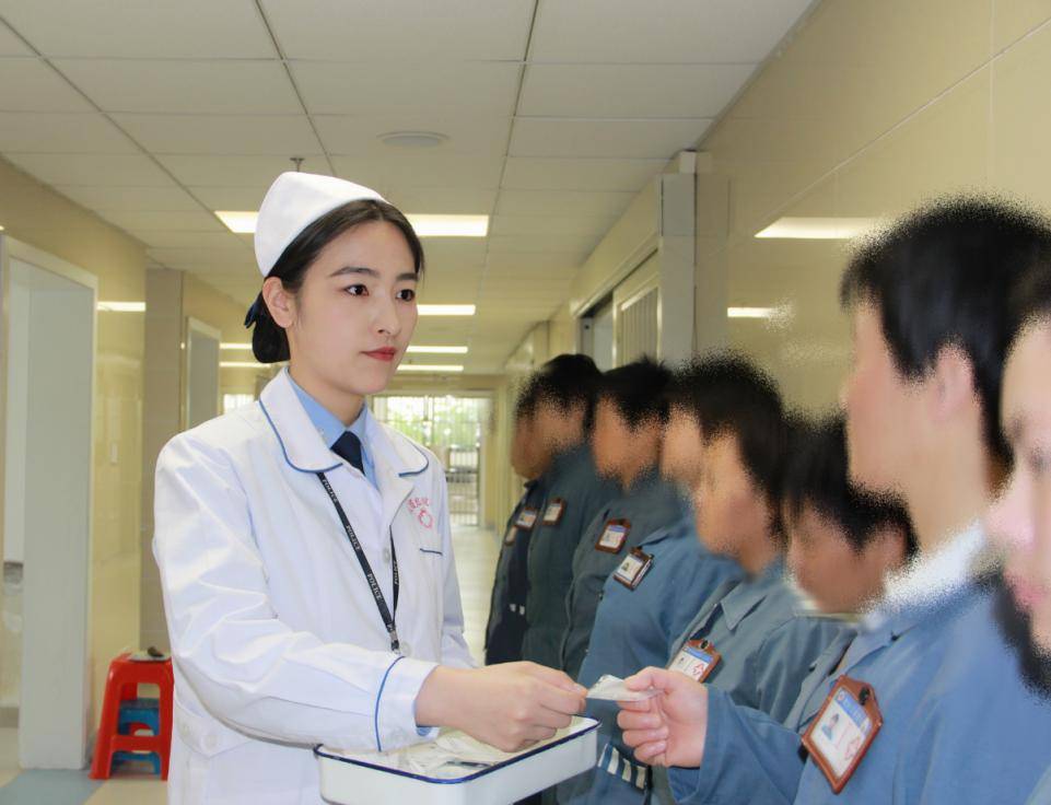 图源淝河监狱她们既是警察又是医生,她们白衣执甲,用"医者仁心"唤醒