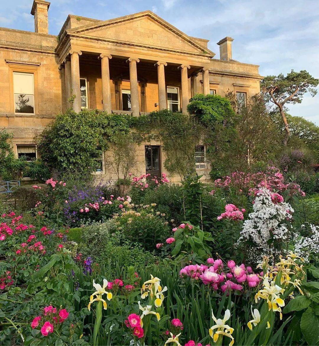 独属于女性花园所有的静思与柔美,让它成为了英国花园中一座格外璀璨