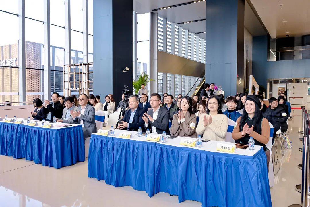 领略万物之美:花様陆家嘴画展开幕_艺术_浦岚_长江商学院