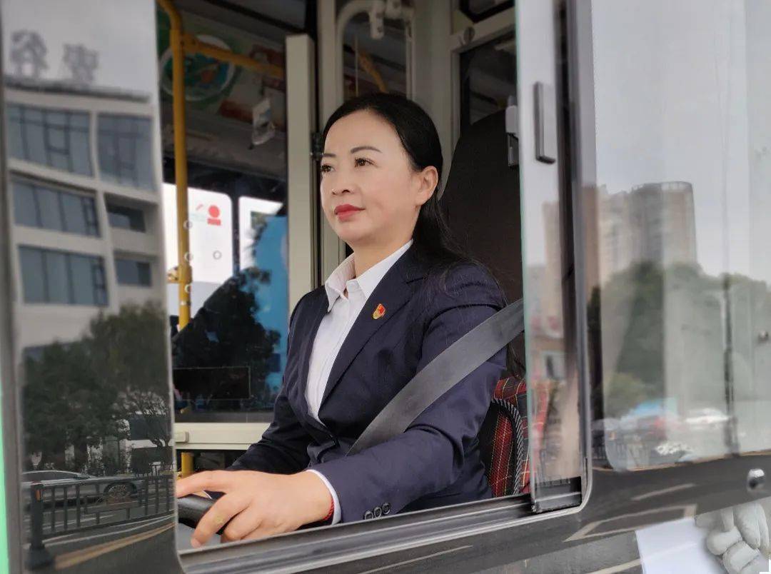 12年40万公里零事故江西这位公交女驾驶员进了人民大会堂