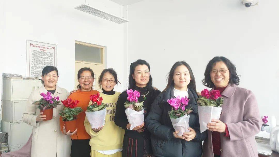 镜头捕捉到了校园里的女神
