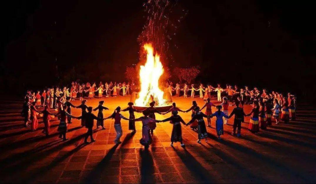 少数民族特色长桌宴,侗族最高招待礼仪高山流水敬酒仪式,篝火晚会嗨翻