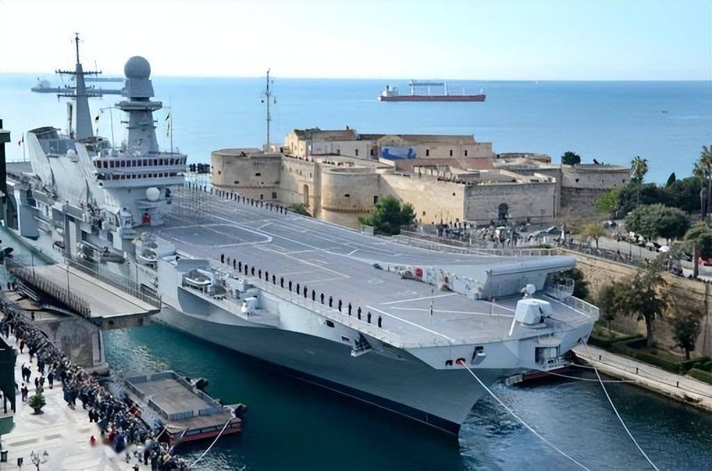 祖传意大利炮发威!8发炮弹击落胡塞无人机,美军却消耗百枚导弹