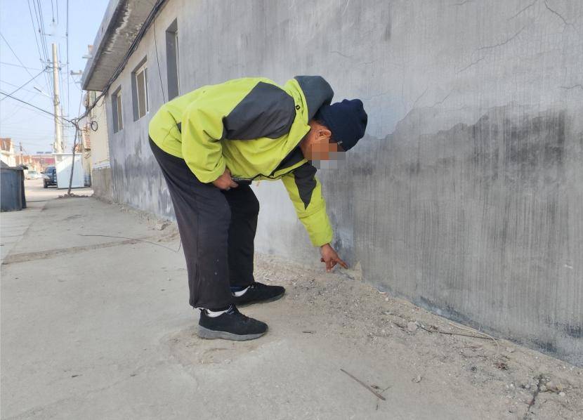 315维权帮办丨墙面脱皮一抠就掉市民怀疑买到假水泥相关部门将开展