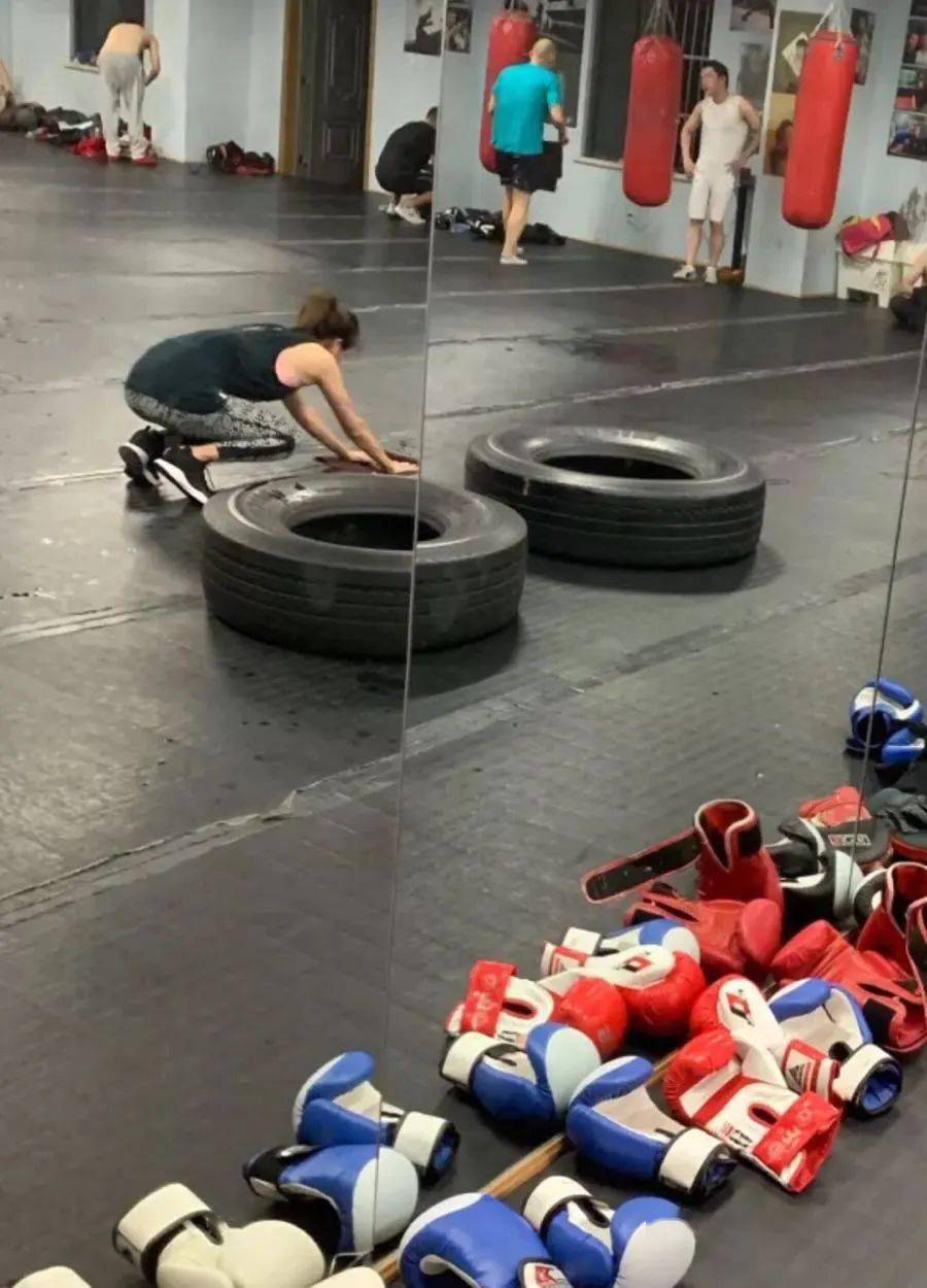 yeahshanghai在两三组击打沙袋的练习后,教练从场地边拿起几根蓝色的