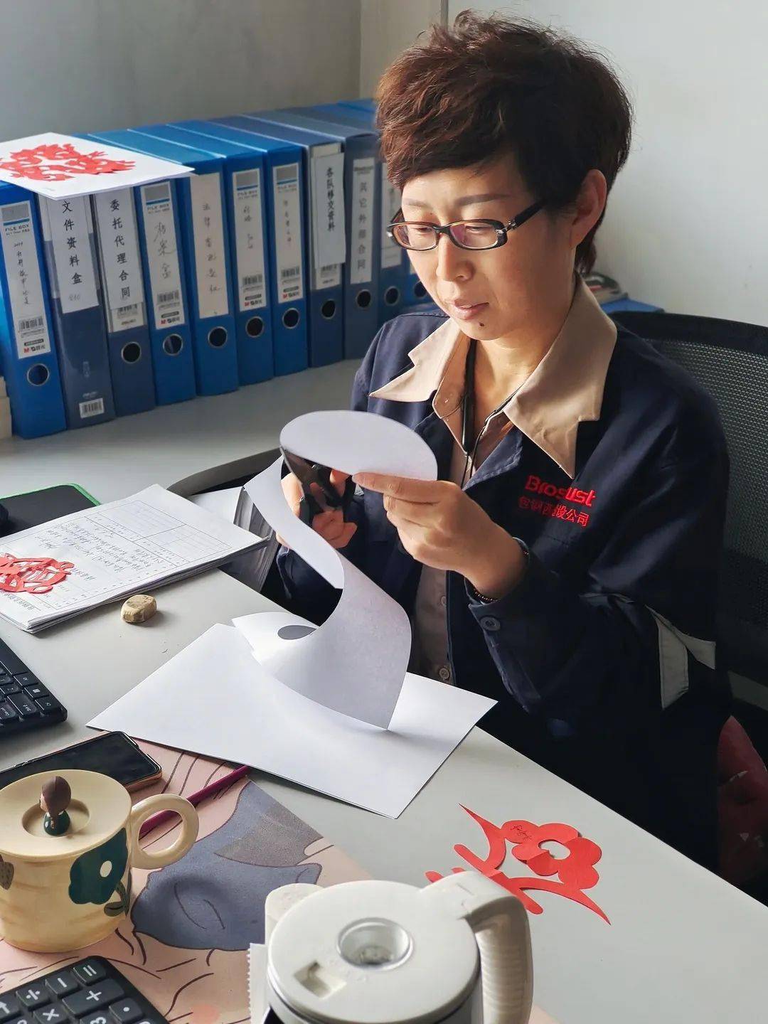 所以即使是这样繁琐复杂的剪纸,也被王娟英轻松拿下,一张红纸,一把