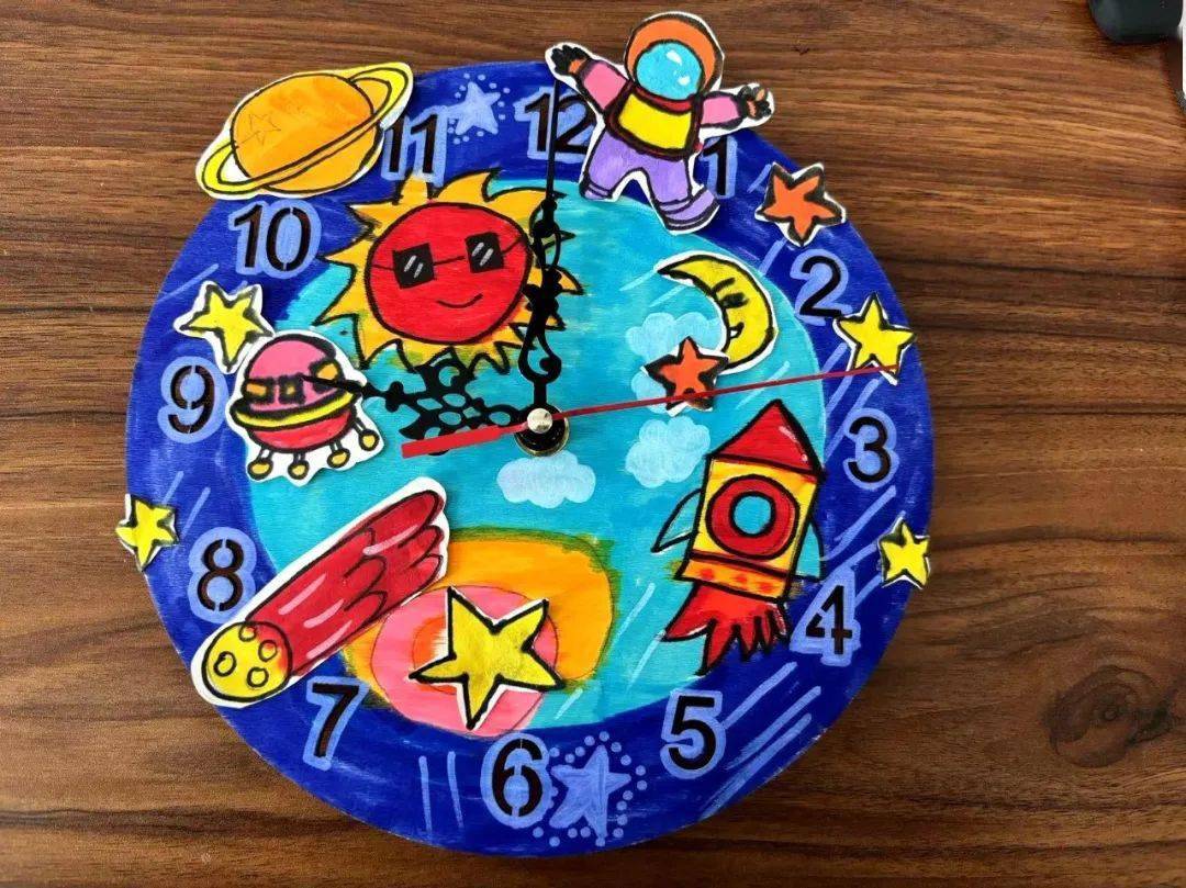 探索钟面的结构和特点,开动脑筋,将美术与数学相融合,制作钟表模型