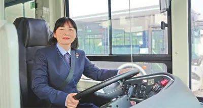 致敬新时代武汉公交"她力量"_服务_乘客_杨灵