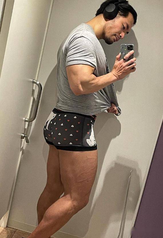 日本健美大咖眼神很有杀气