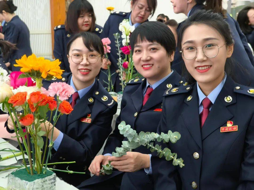 至税务局工会户外劳动者服务站点,为她们送上鲜花,帽子手套等慰问品