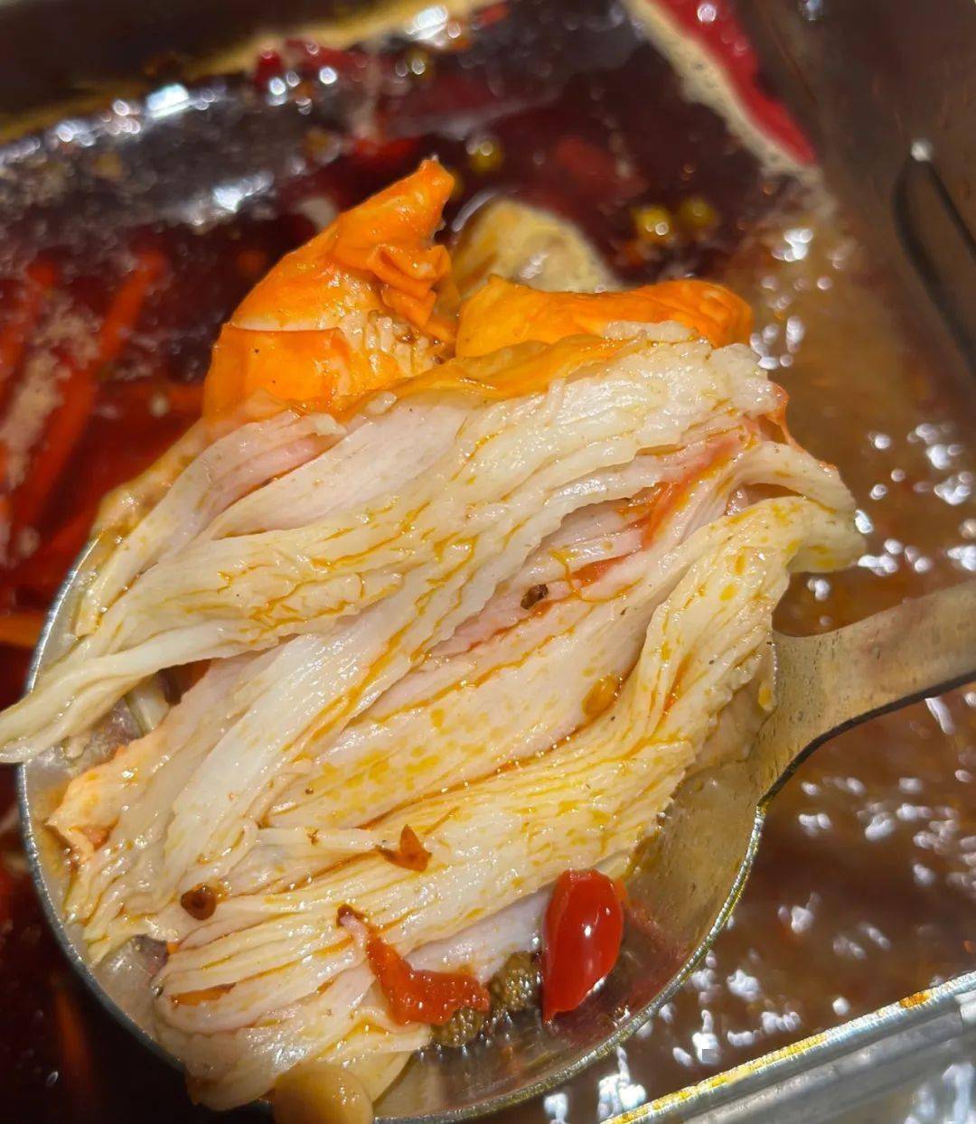 不像市面上的蟹柳都是淀粉,鱼肉也选用的是价格低廉的杂鱼为主,本品