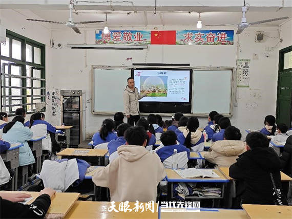 近日,在榕江县民族中学的"气象安全课"上,榕江县气象局的气象科普人员
