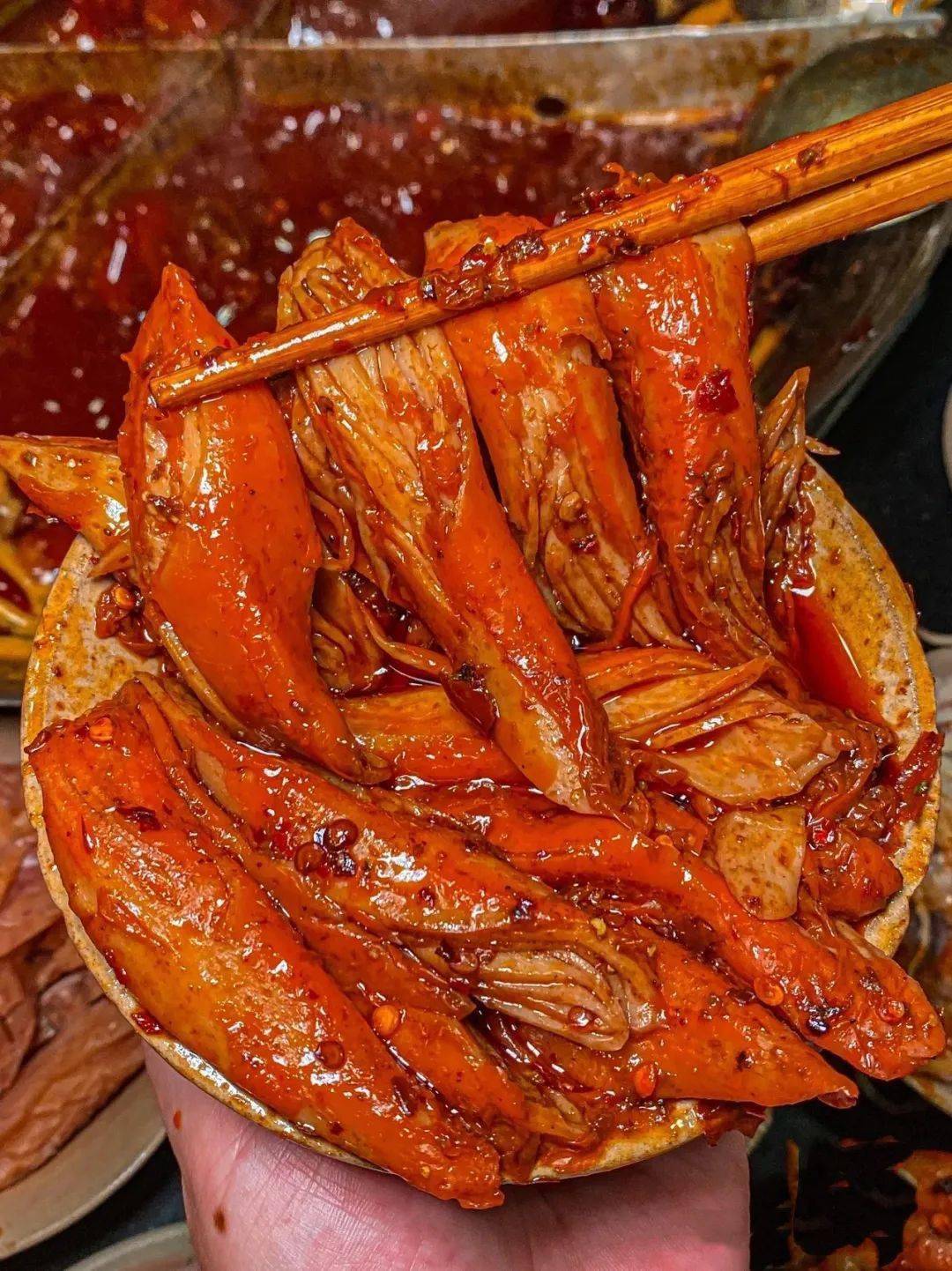 不像市面上的蟹柳都是淀粉,鱼肉也选用的是价格低廉的杂鱼为主,本品