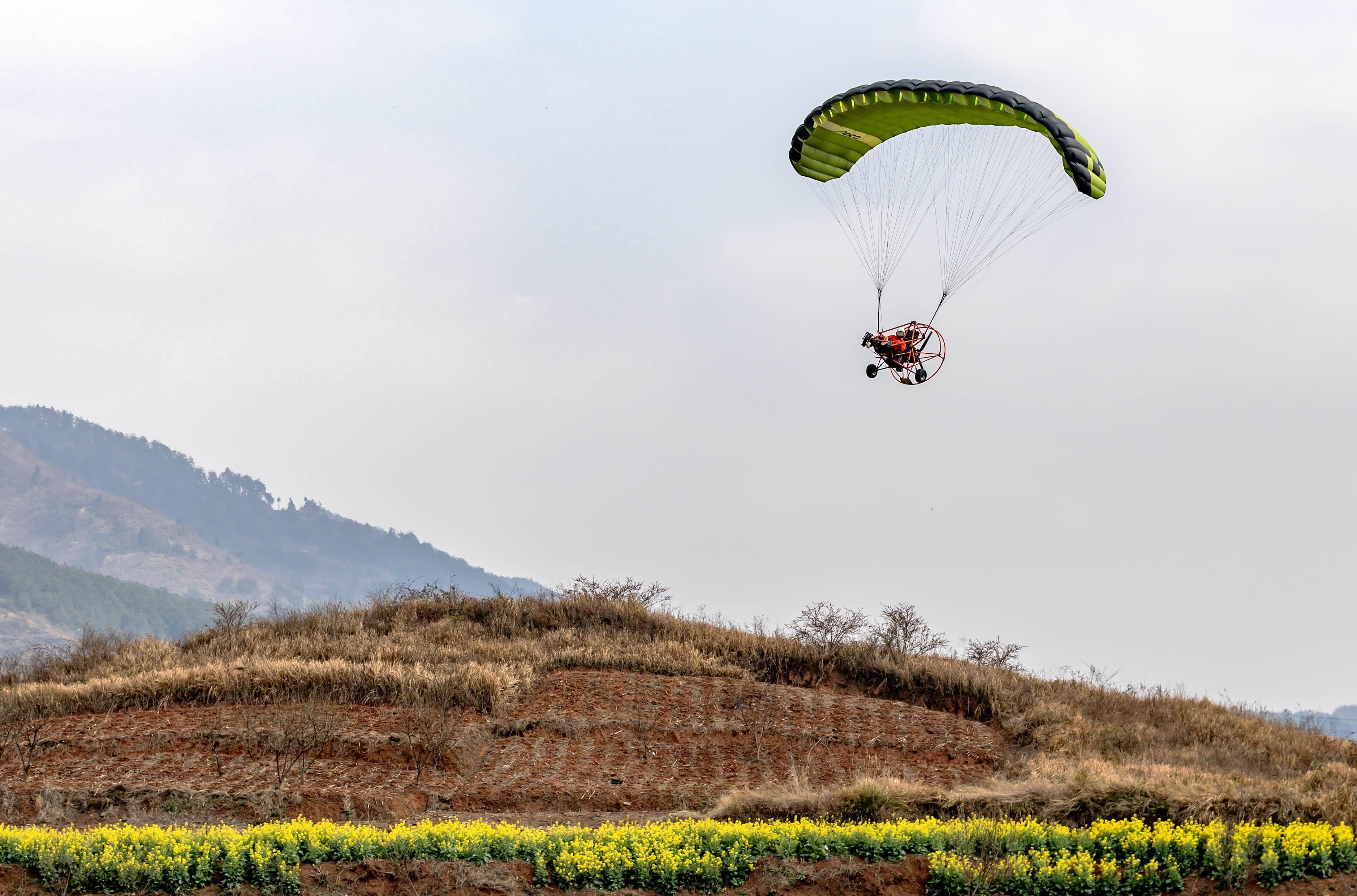 贵州黄平:春日滑翔正当时#_飞行_旧州_旅游