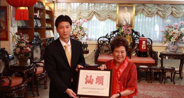 她曾受到宋庆龄邓颖超康克清的接见被誉为泰国模范母亲