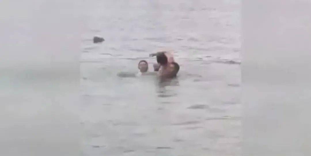 我和战友立即下车,当时停车的地点距离女子跳河的位置大概有200多米