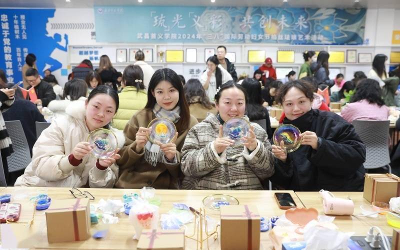 "三八节"高校女教师沉浸式体验掐丝珐琅之美_活动_武昌首义_魏雪霁