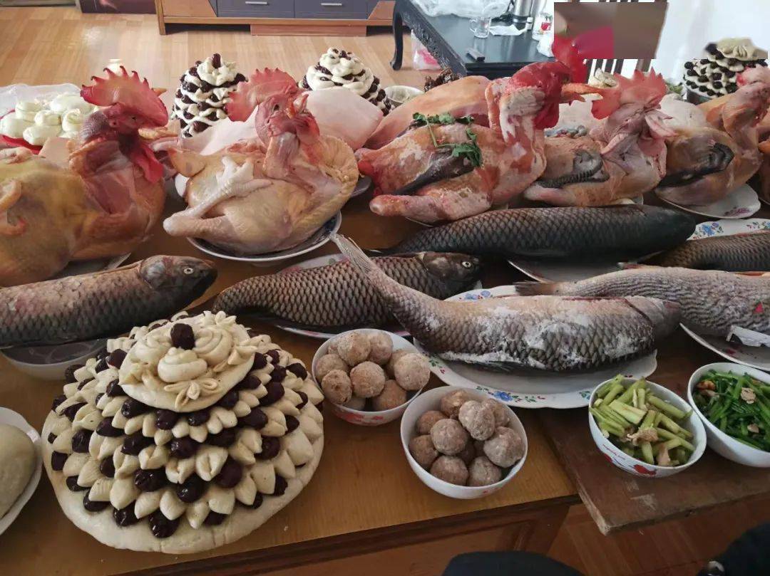 一个村张王李赵,各家族都"请",倒不是每个小家小院都摆放,而是选本