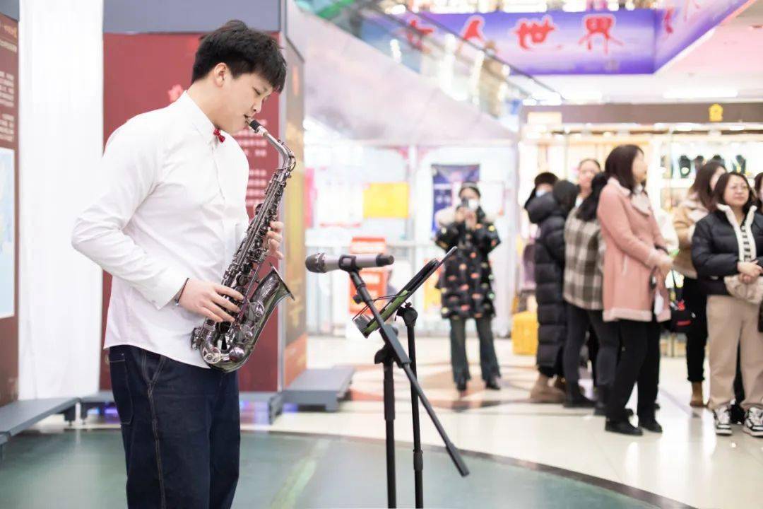 活动在萨克斯现场演奏《贝加尔湖畔》悠扬的旋律中开启.