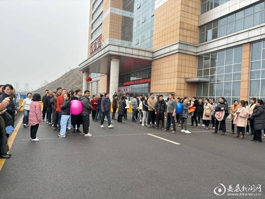 冷水江市人民医院举办庆三八妇女节趣味运动比赛