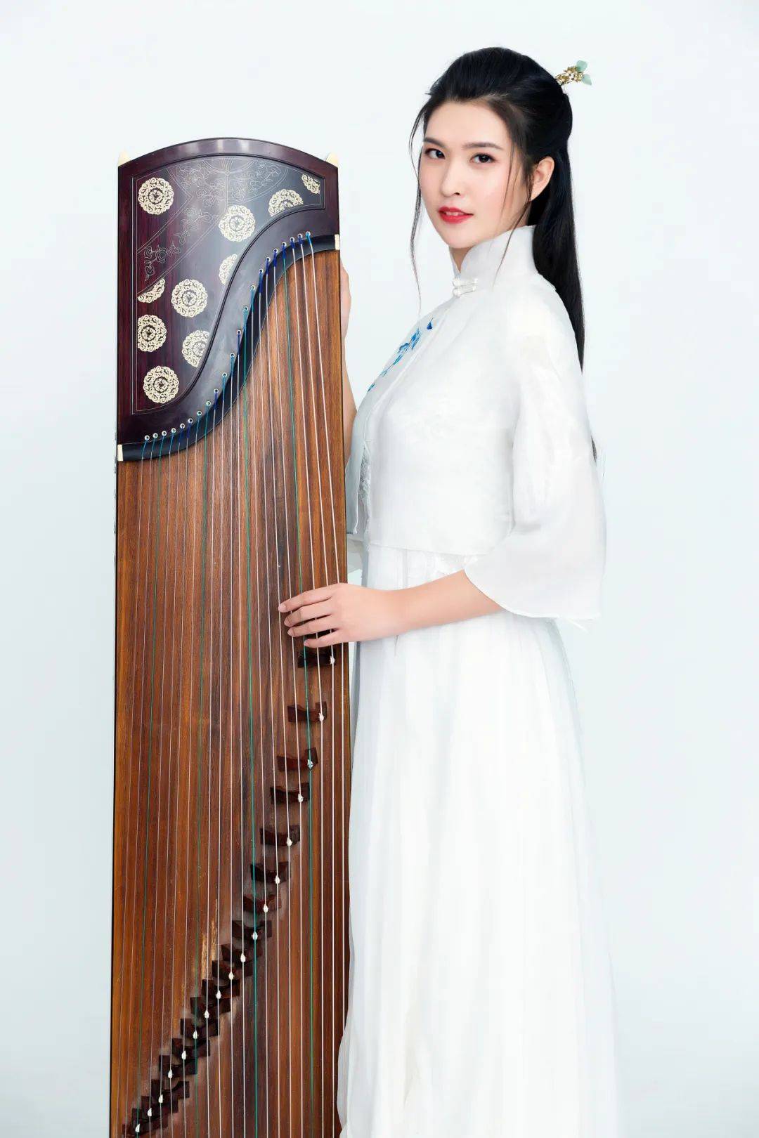 郭安琪 古筝演奏中央音乐学院古筝专业硕士研究生,师从苏畅副教授