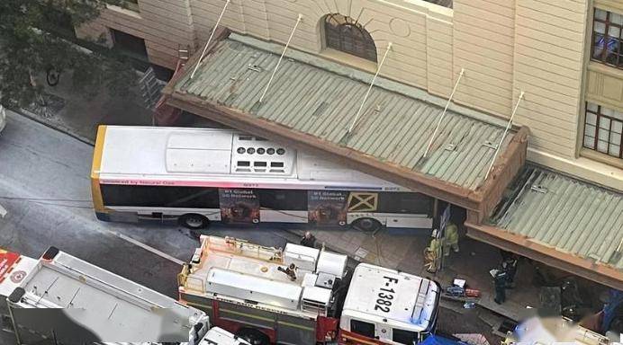 布里斯班cbd公交车失控冲向路人18岁少女当场殒命州长发文哀悼事故