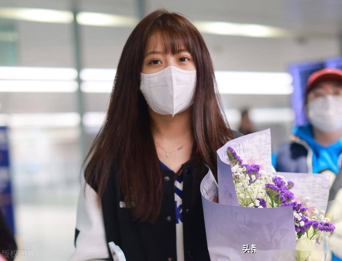 李艺彤现身上海机场棒球服内搭短裙元气满满