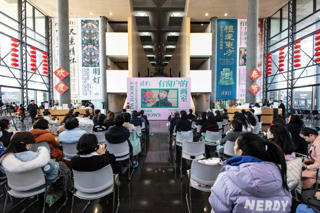 捐赠肖惠祥作品,彭刚副校长为其颁发捐赠证书并合影留念(左起:徐虹