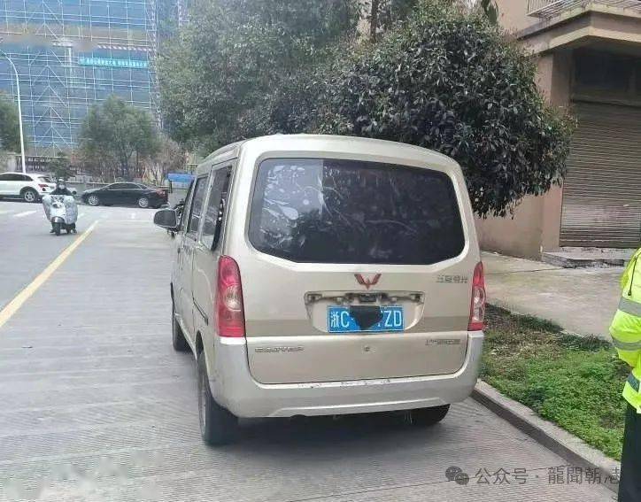 日前,龙港一男子为逃避路边监控设备抓拍,用塑料片遮挡车牌,被罚款200