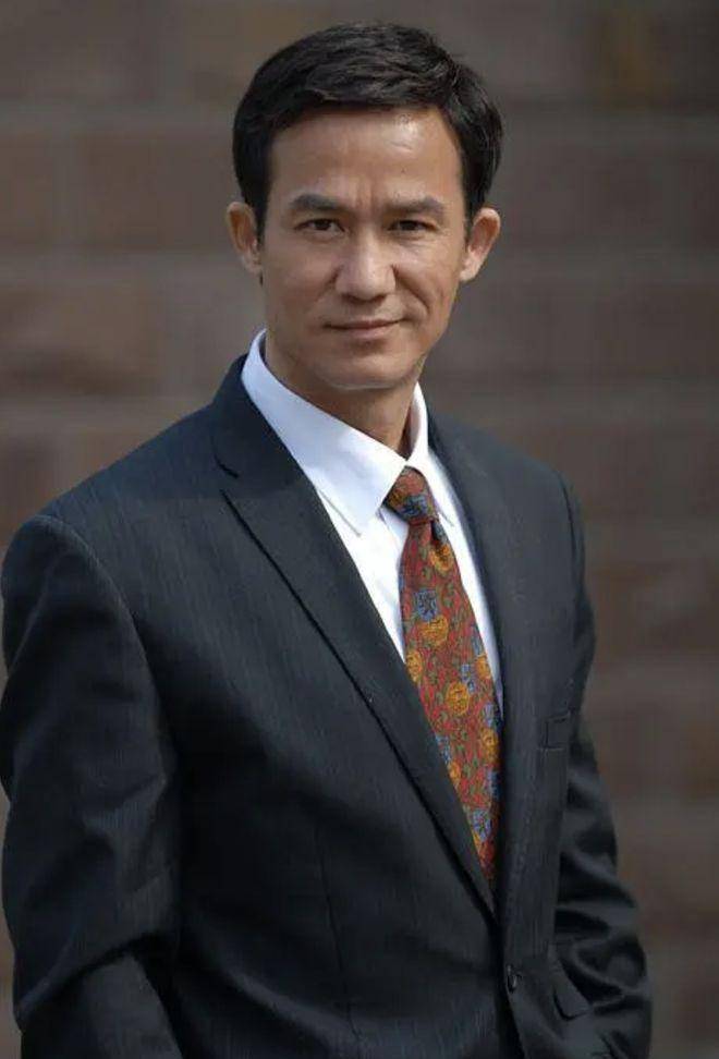众所周知,李子雄当年就读于无线艺人训练班,他和周星驰,吴镇宇,欧阳