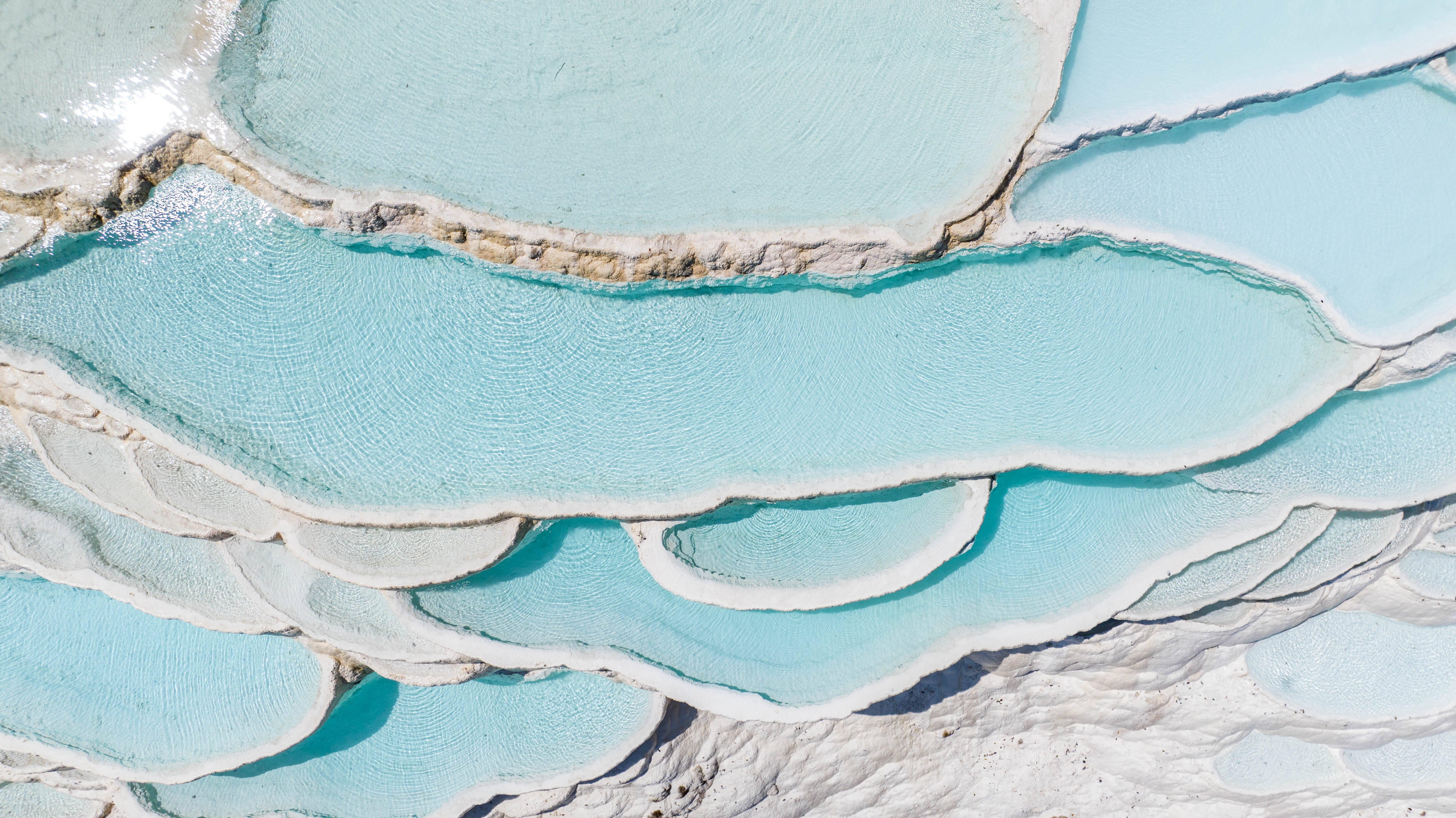 3月10日在香格里拉市三坝乡拍摄的白水台一景(无人机照片).