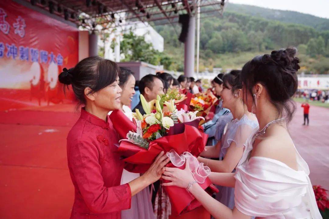 会上,县教科局局长,上思中学校长廖辉发表