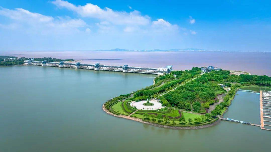 绍兴市曹娥江大闸枢纽工程位于绍兴市北部,杭州湾南岸,钱塘江与曹娥江