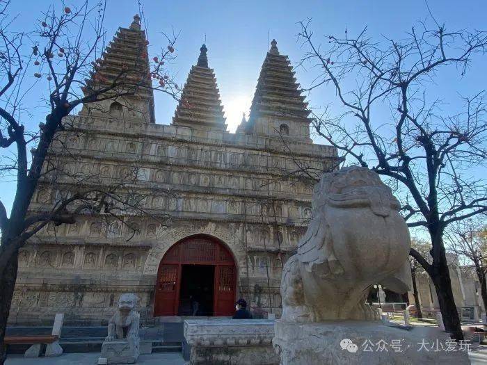 国家图书馆站c口出比较近,大门正对着北京动物园的北门,门票仅需20元